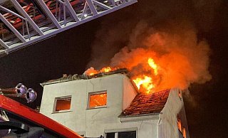 Beim Eintreffen der Einsatzkräfte stand der Dachstuhl in der Nacht zu Sonntag bereits in Vollbrand. - Feuerwehr Lauenförde/Dörbaum
