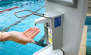Gratis-Sonnencreme aus ehemaligen Corona-Dosierspendern: Was in den Niederlanden seit kurzem an Stränden, in Freibädern und Schulen oder Sportvereinen praktiziert wird, könnte auch hier eingeführt werden. - Andreas Frücht