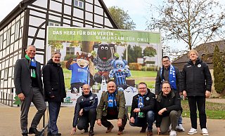 Gipfeltreffen in Hövelhof (v.l.): Wolfgang Thorwesten (Vorsitzender Verkehrsverein), Bürgermeister Michael Berens, Arminia-Präsident Rainer Schütte, Paderborns Präsident Thomas Sagel, Thomas Westhof, Christian Bökamp (beide Gemeinde Hövelhof), SCP-Geschäftsführer Martin Hornberger und Marc Schuster (Arminia-Koordinator für Städtepartnerschaften). - Gemeinde Hövelhof