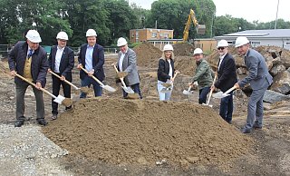 Spatenstich fürs Medical-City-Plaza-Parkhaus: Investor Karl-Heinz Ueckermann (v. l.), Bürgermeister Lars Bökenkröger, Investor Marco Fennel, Achim Fratzke (Medical City Plaza), Britta Kwast (Goldbeck), Thomas Lüer (Stadt), Detlef Strehl (Goldbeck) und Patrick Zahn (Stadt). - Ulf Hanke