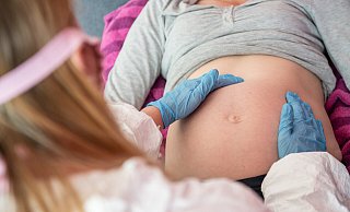 Mit breiter Mehrheit wurde in Paderborn eine zusätzliche halbe Familienhebammen-Stelle zur Verstärkung der sogenannten „Frühen Hilfen“ beschlossen. - dpa