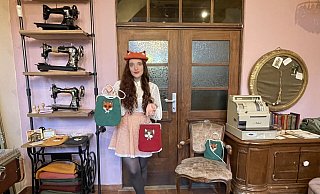 In dem Atelier von Vintage-Modedesignerin Sara Strauch stehen viele alte Dinge wie Nähmaschinen oder auch Möbel. Diese Sachen inspirieren mich, weil sie Geschichten erzählen", sagt die 26-Jährige. In der Hand hält sie die gefilzten Taschen mit den Tierportraits aus ihrer neuesten Kollektion. - Natalie Gottwald