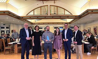 Jason Irmscher (3. v. l.) ist das Schlitzohr des Jahres, es gratulieren Landtagsabgeordneter Bernhard Hoppe-Biermeyer (v. l.), Martina Mosch (Präsidentin DAFK Paderborn-Belleville), Kathrin Krause (Kreisvorsitzende der JU Paderborn), Bundestagsabgeordneter Carsten Linnemann und NRW-Staatssekretär Daniel Sieveke. - Lea Sasse