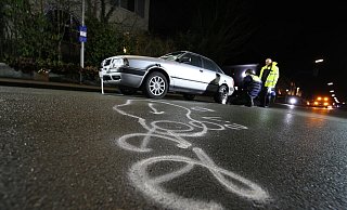 Die Beamten vermessen die Unfallstelle auf der Borriesstraße exakt. - Gerald Dunkel