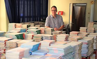 Der zweite Konrektor der Realschule Steinheim, Philip Peter, zeigt den feinen weißen Staub auf allen Büchern. - David Schellenberg