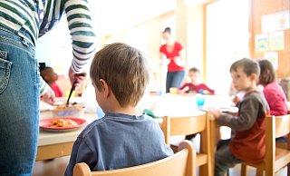 Kritischer Moment: Besonders viele Übergriffe finden laut Experten bei den Mahlzeiten in den Kitas statt. Gewaltschutzkonzepte sollen das verhindern. Kontrolliert wird derzeit kaum, ob sie in den Einrichtungen vorliegen und auch umgesetzt werden. - Daniel Naupold