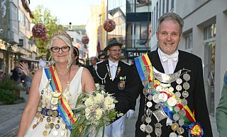 Höxters amtierender Schützenkönig Dieter Kuhlebrock und seine Frau Martina verleihen dem Festumzug einen royalblauen Anstrich. - Thomas Kube