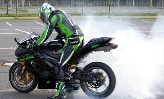 Ein Motorradfahrer ist zu schnell gewesen. - Pixabay (Symbolbild)