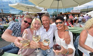 Seit rund zehn Jahren trifft sich die Avenwedder Runde rund um Jörg Plisker, Stefanie Rosenau, ihrem Bruder Carsten Engels und Marina Dasbach (v.l.) auf dem Gütersloher Weinmarkt - zuletzt 2019. - Jens Dünhölter