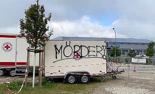 "Mörder" prangt in Großbuchstaben auf zwei Anhängern an der Coronateststelle des DRK-Ortsvereins Schloß Neuhaus. - DRK-Ortsverein Schloß Neuhaus