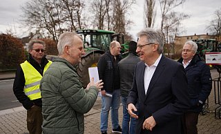 Hermann Dedert (Vorsitzender des Kreiverbands Herford im Westfälisch-Lippischen Landwirtschaftsverband) und der SPD-Abgeordnete Achim Post. - Gerald Dunkel