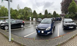 Am Bahnhof Ottbergen: Mitten in der Woche sind an einem Regentag viele Parkplätze belegt. Voll wird es wohl besonders an Wochenenden. - Ralf T. Mischer