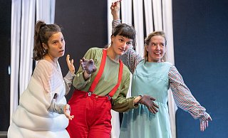 Wer dreht sich jetzt genau wie? Diese und andere Detailfragen ploppen bei den Proben zum Weihnachtsstück auf, wie hier beim Holzwurm (Fabienne-Deniz Hammer), Pinocchio (Rosalie Warnke) und Fee Franca (Doreen Nixdorf, v.l.) bei einer Tanzeinlage. - Oliver Krato