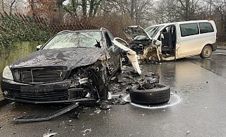 Bei einem Unfall im Dezember 2023 ist ein Schulbus mit einem Pkw kollidiert. - Dirk Windmöller