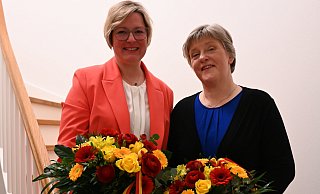 Die neue Paderborner Schützenkönigin Nicola Butterwegge (l.) und ihre Zeremonienmeisterin Christiane Hohrath freuen sich auf das neue Schützenjahr. - PBSV