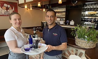 Franko Ibick hat das Restaurant Fontana eröffnet. Unterstützt wir er unter anderem von Mitarbeiterin Lena Mitjukov. - Dirk Windmöller