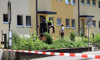 Die Polizei sichert Spuren am ersten Tatort. - Karsten Schulz