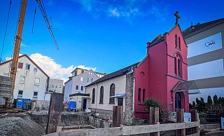 Neben der katholisch-apostolischen Kirche an der Mercatorstraße – zwischen Friedenstraße und Arndtstraße – wird ein Neubau mit Wohnungen und Gemeinderaum errichtet. - Sarah Jonek