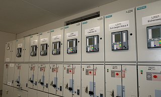 Im Umspannwerk Delbrück im Schaltanlagengebäude an der 20 kV-Schaltanlage - Regina Brucksch