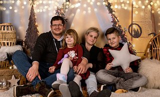 Glückliche Zeiten: Marko und Nadine Köppe mit ihren Kindern Celine und Elias. Vor Weihnachten hat sich die Familie in den vergangenen Jahren immer fotografieren lassen. - Andrea Klueter