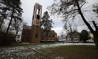 Auf der Wiese südlich der Auferstehungskirche möchte die Emmaus-Gemeinde gern ein neues Gemeindezentrum bauen. Das Grundstück gehört der Stadt. - Jörg Stuke