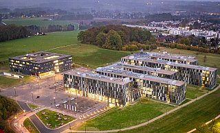 Ein Blick auf die Hochschule Bielefeld (vorne) und das Citec der Universität (Roboterforschung). Dahinter die Flächen, die die Stadt Bielefeld jetzt erwerben will. - Mike-Dennis Müller / www.mdm.photo