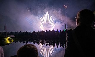 Tausende Besucher bestaunen das Feuerwerk am Nachthimmel. - Thorsten Ulonska
