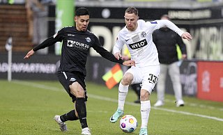 Raphael Obermair (l., SCP) und Maurice Neubauer (SV 07 Elversberg) im Kampf um den Ball. - dpa