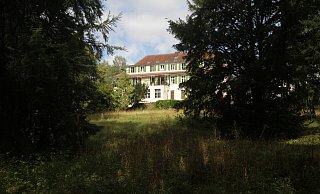 Der Blick von der Briloner Straße: Die Villa Rosskam in Scherfede. - Dieter Scholz