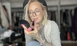 Mit ihren Make-up-Videos aus ihrem "Kleiderschrank" ist Nadine Hansmann bei ihren Fans als "Nadiontherocks" bekannt. - Privat/Hansmann