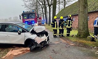 Ein 41-jähriger Opel-Fahrer kam mit seinem Auto in Harsewinkel von der spiegelglatten Fahrbahn ab und prallte gegen einen Baum. - Robert Becker