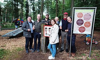 Der Geschäftsführer der Kreishandwerkerschaft Paderborn-Lippe, Michael Lutter, der Obermeister der Steinmetz- und Bildhauerinnung, Michael Diwo, Simon Claas, Gartenschau-Geschäftsführerin Rehana Rühmann, Diana Kettelgerdes, Hans-Bernhard Vielstädte und Carolin Engels (v. l.) freuen sich über die gelungene Kooperation, in deren Rahmen fünf individuelle Kugelbahnen für die Gartenschau entstanden sind. - Stadt Bad Lippspringe