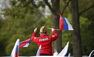 Ein Kind hält bei einem pro-russischen Autokorso im Mai dieses Jahres in Köln russische Fahnen in die Höhe. - (c) Copyright 2022, dpa (www.dpa.de). Alle Rechte vorbehalten