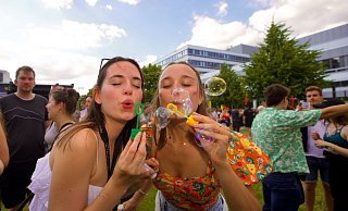 Jana Conde (22) und Eva Ludwig (22), Studentinnen der Fachhochschule Bielefeld und der Universität Bielefeld, freuen sich auf einen Festivalabend voller guter Laune! - Mike-Dennis Müller / www.mdm.photo