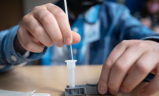 Auch im Lübbecker Land gilt eine Testpflicht an den Schulen. Nicht alle Eltern halten diese für eine gute Sache. Vereinzelt wird auch ganz offen Kritik geübt. - picture alliance/dpa