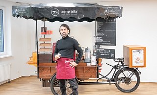 Leon Köllerwirth vor seinem Coffee-Bike. - NW Bielefeld
