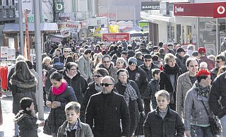 In Bünde ist verkaufsoffener Sonntag, das Foto stammt aus der Vor-Corona-Zeit und dem Archiv. - Stefan Boscher