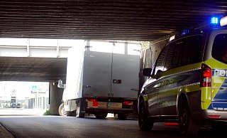 Immer wieder stecken Transporter unter der Brücke Gerhart-Hauptmann-Straße fest. Die Polizei wird oft gerufen, um den Straßenverkehr zu regeln. - Niklas Krämer