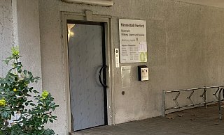 Die zerstörte Tür: Das Glas ist inzwischen durch Metall ersetzt. - Jobst Lüdeking