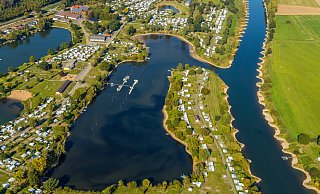 Zwei Campingplätze in Vlotho bieten viele Stellplätze direkt am Wasser. - imago images/Hans Blossey