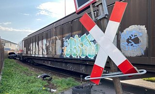 Der Pkw ist zwischen Zaun und Zug eingeklemmt. - Leonie Meyer