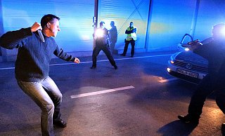 Polizisten simulieren regelmäßig Situationen, in den sie angegriffen werden. So wie hier im regionalen Trainingszentrum der Polizei in Schloß Holte-Stukenbrock. - Wolfgang Rudolf