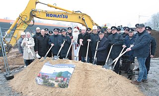 Viele Vertreter der Verwaltung, des Stadtrates und vor allem viele Mitglieder der Feuerwehr sind zusammen mit Bürgermeister Ulrich Lange beim Spatenstich der neuen Feuerwache dabei - und passend zum 6. Dezember unterstützt auch der Nikolaus den Start des lang ersehnten Großprojektes. - Uwe Müller