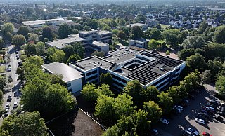 Der Fahrradkeller (Vordergrund) soll gemäß einer ersten Planung einem Anbau mit zwei Geschossen mit jeweils bis zu sechs Unterrichtsräumen und offenen Lernbereichen weichen. Im Kellergeschoss des geplanten Neubaus könnten dann wieder Fahrräder abgestellt und Material der Hausmeister gelagert werden. - Gerald Dunkel