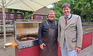 Sven Schurig (l.) und Maximilian Fürst zu Bentheim-Tecklenburg mit Maiskolben und einem Rib-Eye Steak auf dem Grill. - Marion Pokorra
