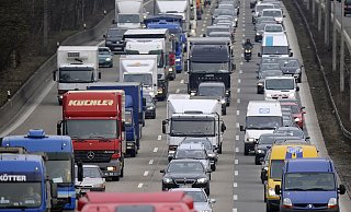 Auf der A2 in Richtung Hannover und in Richtung Dortmund staute es sich am Nachmittag mehrere Kilometer. - Verwendung weltweit, usage worldwide