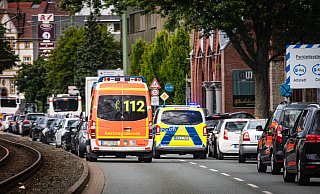 Fast kein Durchkommen: Die Rettungsdienste stecken im Stau vor der Baustelle fest. Für eine Rettungsgasse fehlt der Platz. - Mike-Dennis Müller / www.mdm.photo