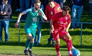 Türk Sports Cengiz-Can Zafer (r.) duelliert sich in dieser Szene mit Hicrets Furkan Ars. - Andreas Zobe