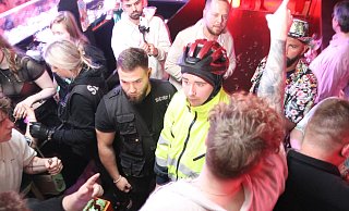 Im Herforder Go Parc ließ sich der selbsternannte "Anzeigenhauptmeister" feiern: Mehrere hundert Gäste zückten die Handys und machten Selfies mit ihm. - Claus Frickemeier