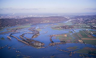 Hochwasser am Großen Weserbogen in der 90er Jahren. Der eigentliche Verlauf der Weser ist auch aus der Luft kaum zu erkennen. Welche Auswirkungen Jahrhunderthochwasser heute simulieren Gefahrenkarten. - Detlef Wittig